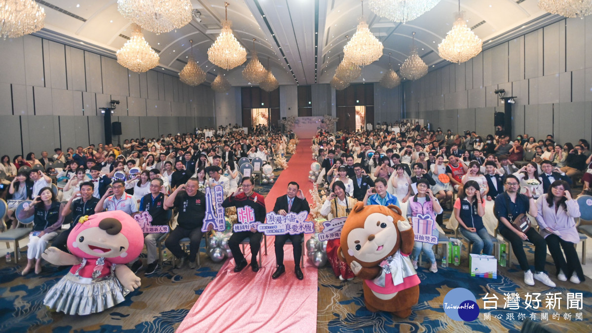 張市長與80對新人大合影。<br /><br />