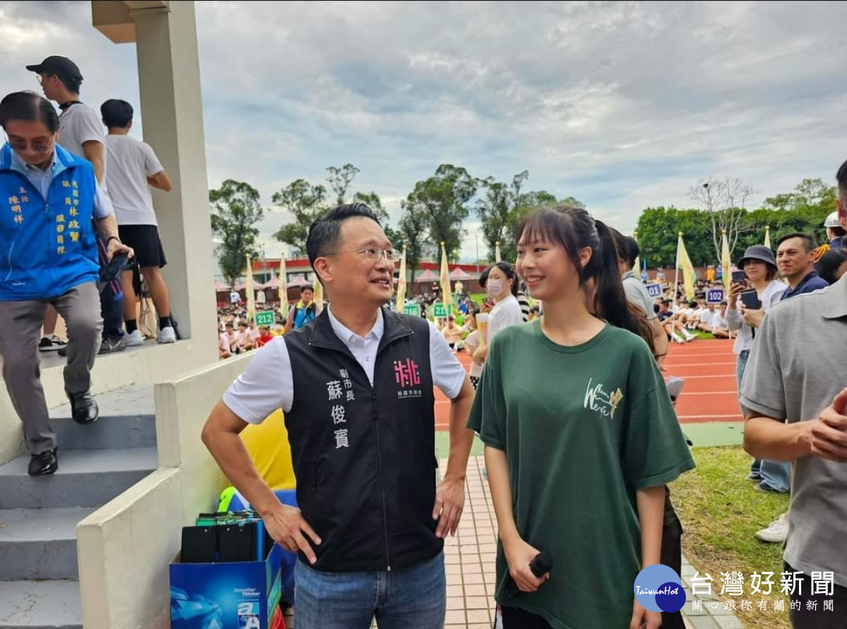 蘇俊賓與高三女生合影。