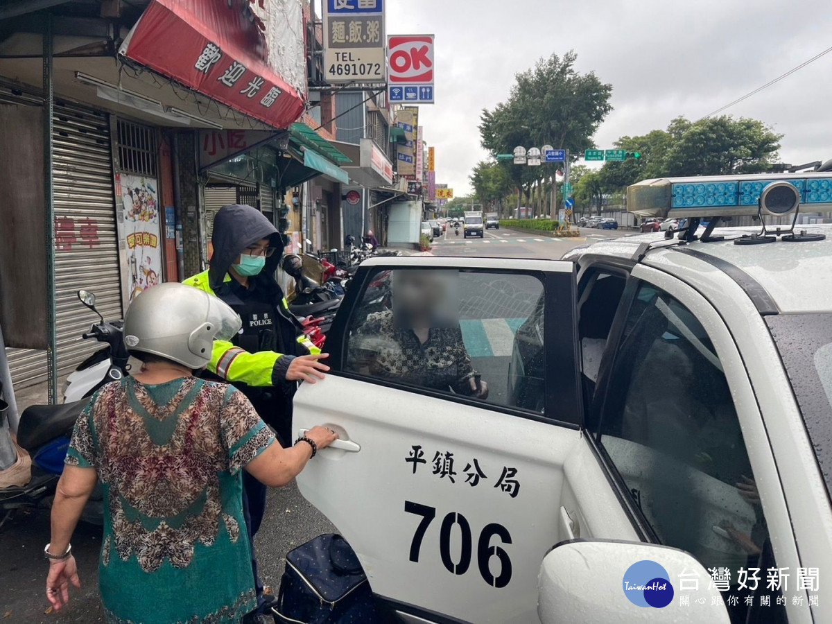 8旬歲老婦市場購物後暈厥,平鎮警協助返家。<br /><br /> <br /><br />