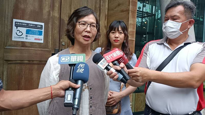 中市政府顧問蔡壁如(左)受訪時表示,不同政黨可一起討論台灣未來,這是光明面,不要講成是尋求外援。中央社