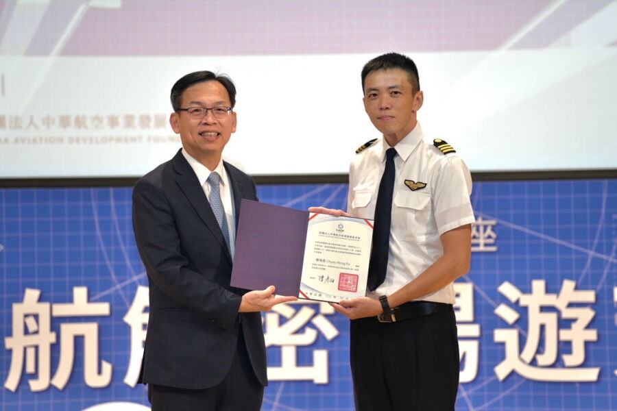 圖/交通部常務次長林國顯頒發駕駛員獎助金證書。