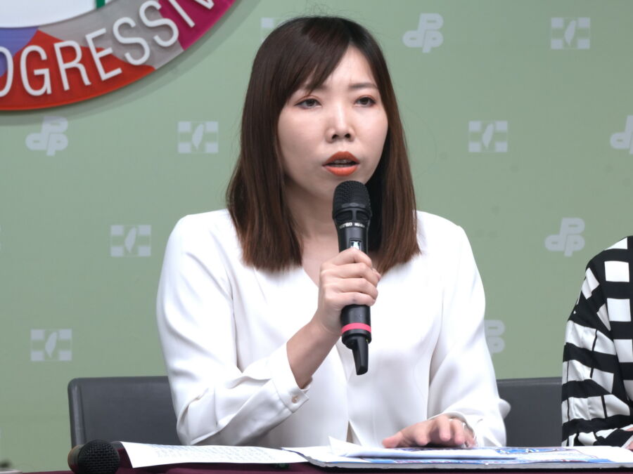 圖/新北市議員張維倩提醒新北市長侯友宜,難道忘記明年度的中央政府總預算已被國民黨立委擋6次。(民進黨中央黨部提供)