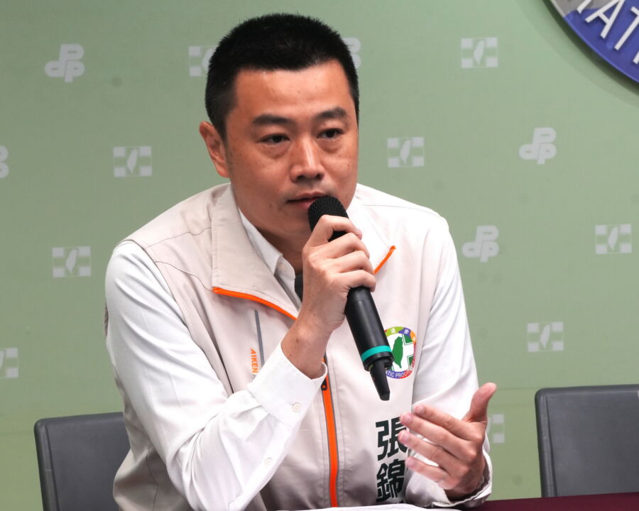 圖/新北市議員張錦豪表示,藍白政治操弄,犧牲災民重建家園的資源,令人心寒。(民進黨中央黨部提供)