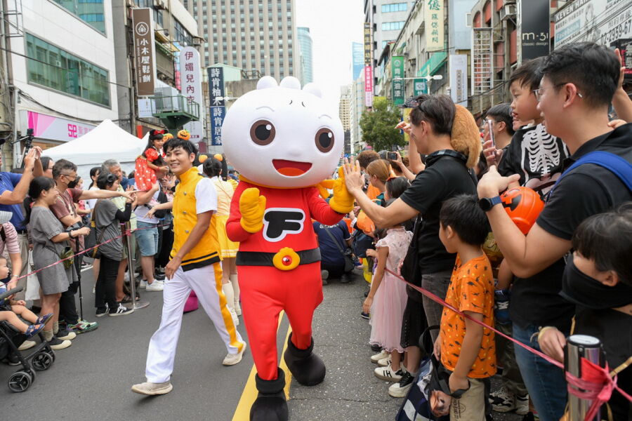圖/今年的踩街隊伍還有小朋友最愛的Food超人玩偶,擔任「2024府中搞什鬼」踩街遊行的前導隊伍。(新北市政府經發局提供)