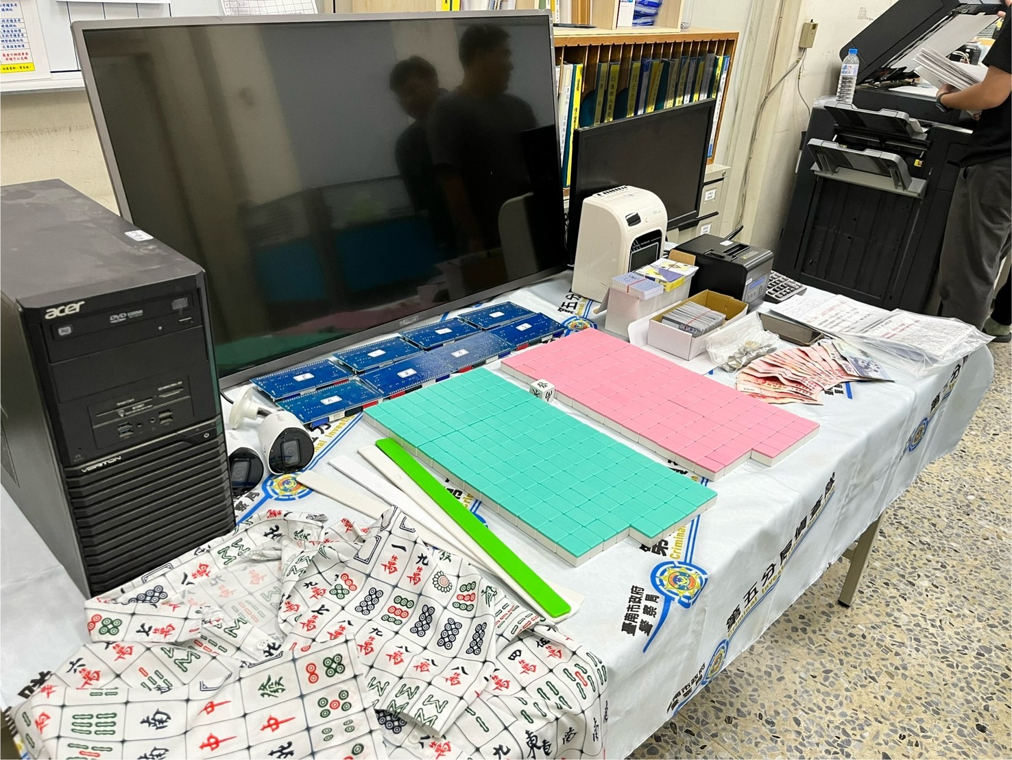 ▲「掛羊頭賣狗肉」警五分局查獲棋牌社涉賭,帶回26名賭客依法送辦。(圖/記者陳彥霖翻攝)