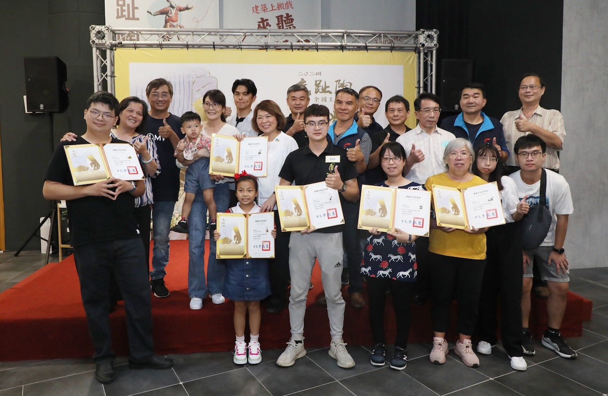 ▲黃敏惠市長頒獎給社會組金銀銅獎得主。(圖/嘉義市政府提供)