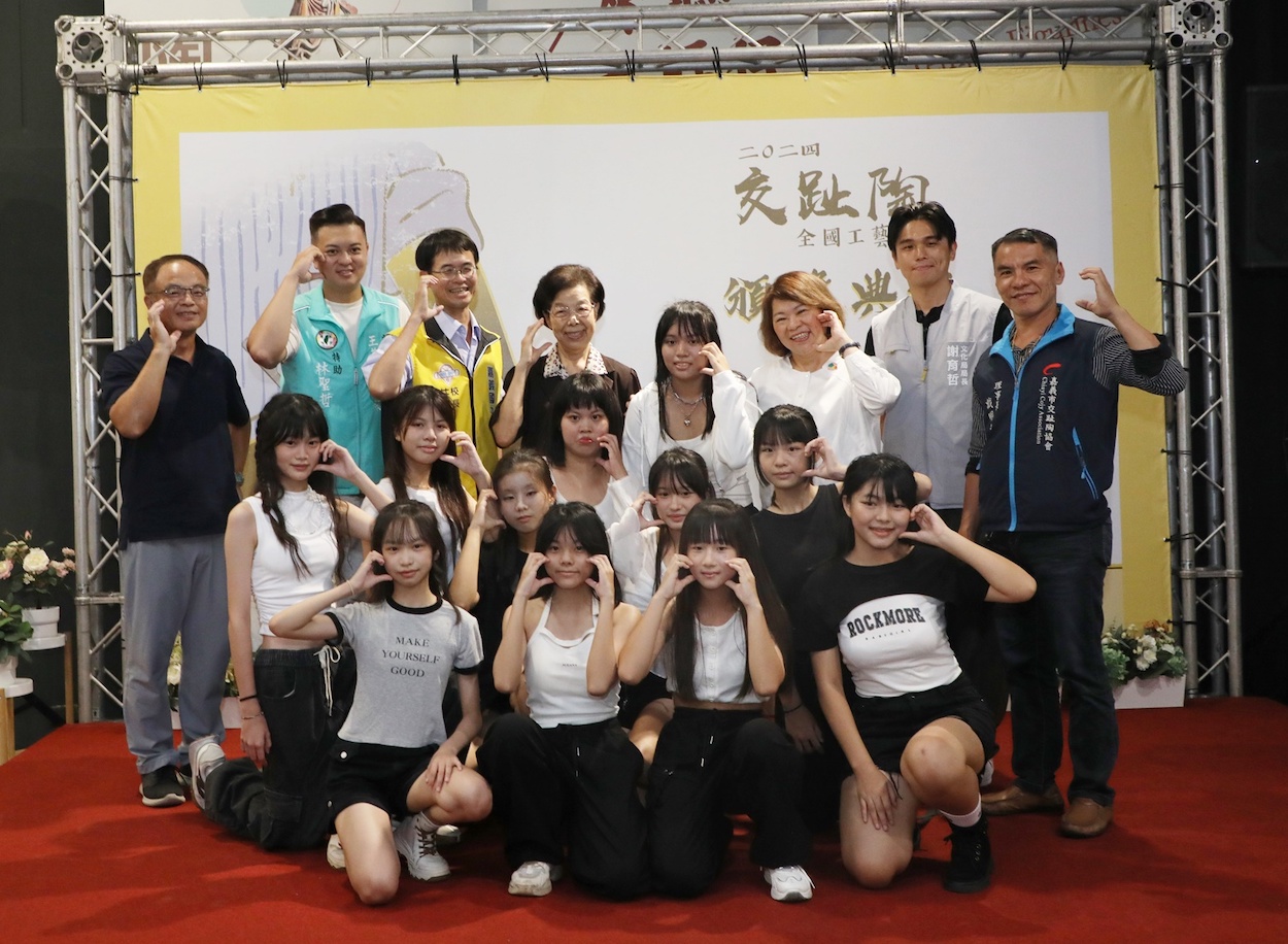 ▲黃敏惠市長、張博雅前院長等人與嘉義國中熱舞社。（圖/嘉義市政府提供）