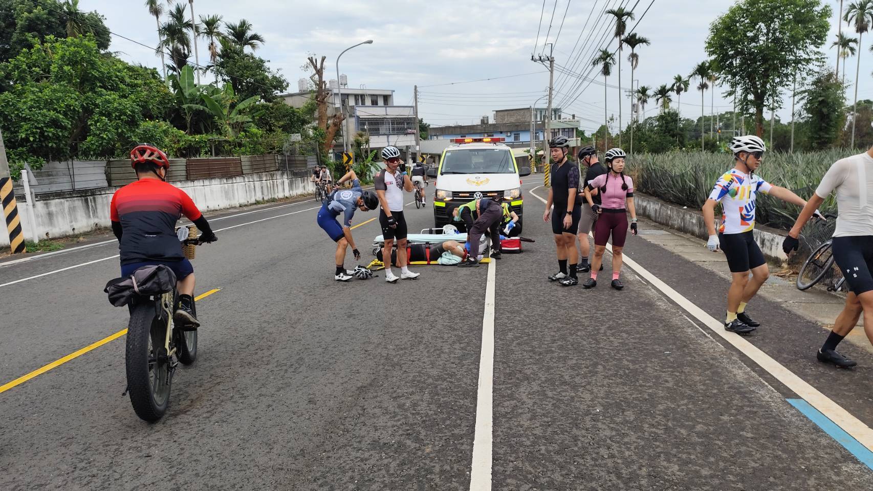 ▲芬園鄉139線大彰路發生流浪犬衝撞單車車禍事故，單車騎士連人帶車摔倒，自行車車架斷裂3截，流浪犬逃脫。（民眾提供）
