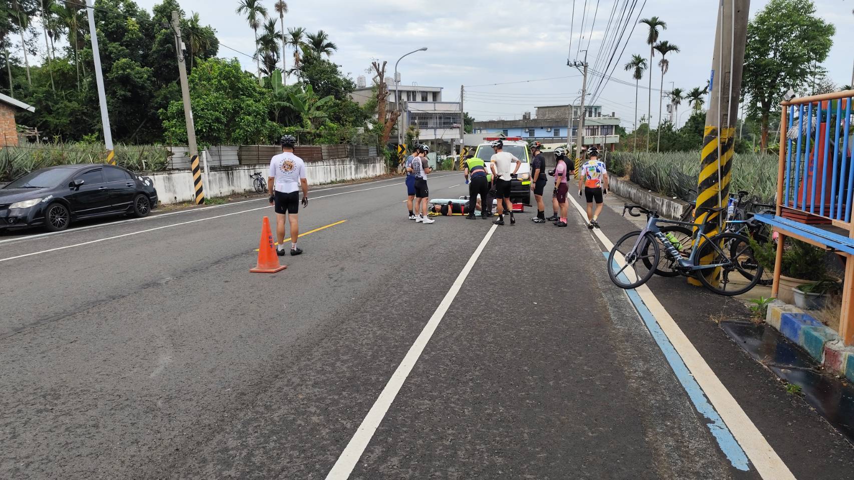 ▲芬園鄉139線大彰路發生流浪犬衝撞單車車禍事故，單車騎士連人帶車摔倒，自行車車架斷裂3截，流浪犬逃脫。（民眾提供）