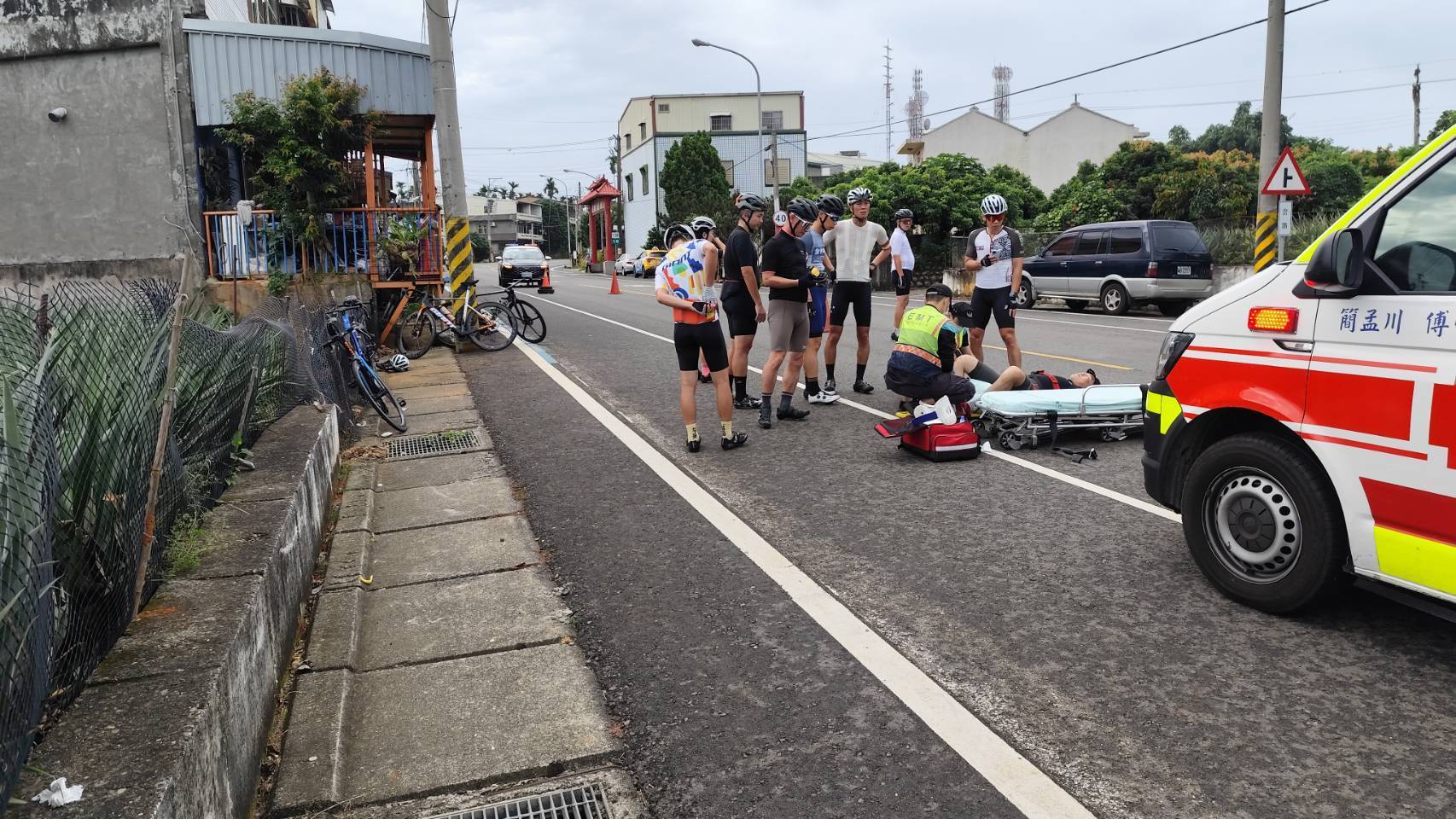 ▲芬園鄉139線大彰路發生流浪犬衝撞單車車禍事故，單車騎士連人帶車摔倒，自行車車架斷裂3截，流浪犬逃脫。（民眾提供）