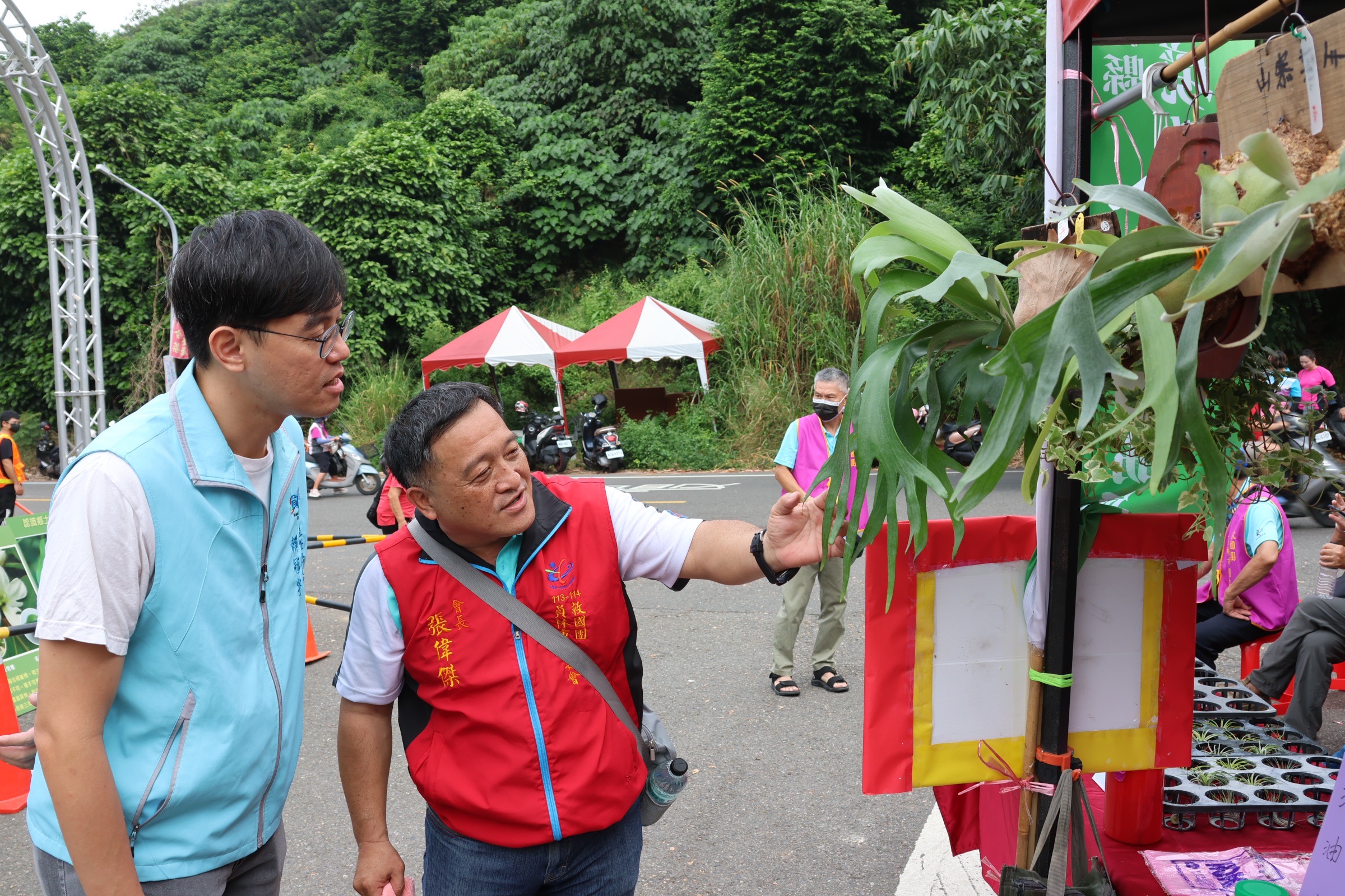 ▲員林市公所於員林運動公園第一停車場舉辦「走出健康 引以為農」農特產推廣活動．推廣當地健康且新鮮的農特產品。（記者張溎壕攝）