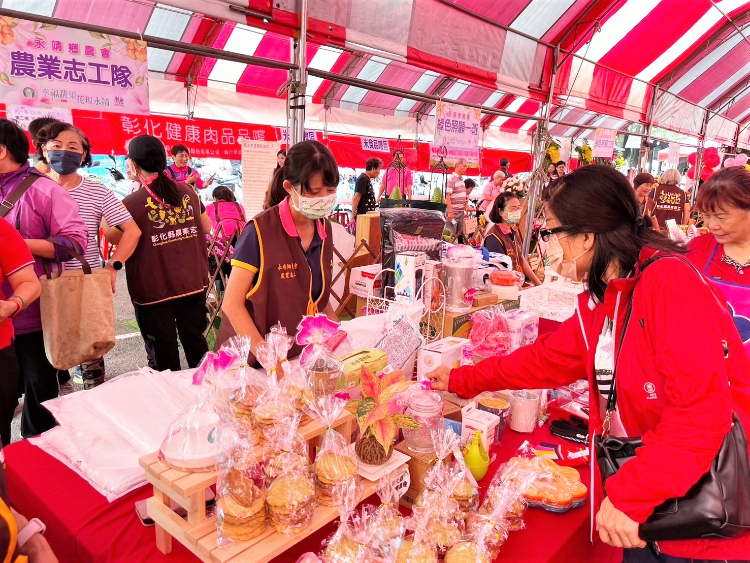 ▲永靖鄉農會舉辦「2024永靖花卉節 幸福蔬果 花現永靖 農產品行銷推廣活動」，頒獎表揚洋香瓜評鑑與花藝競賽得獎農友。（記者張溎壕攝）