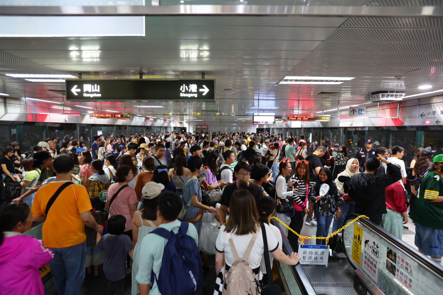 萬聖節大遊行凹子底站人潮熱鬧滾滾,高捷公司提高運量載運民眾安全返家