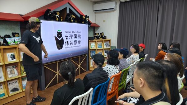 在台灣黑熊館了解保育生態。圖/主辦單位提供