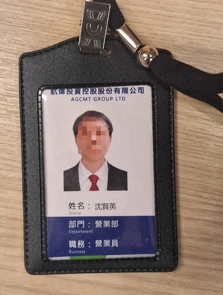 員警隨即表明身分上前逮捕,當場查扣手機、工作證、印章、現金等證物