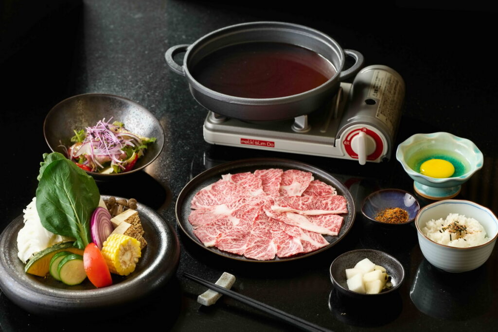 _和牛壽喜燒套餐,套餐價格1,280元,活動優惠1,180元。含黑毛陸奧和牛肩小排(約150g)、季節時蔬、和風沙拉、柚香涼拌蘿蔔、日本夢美人香米飯。