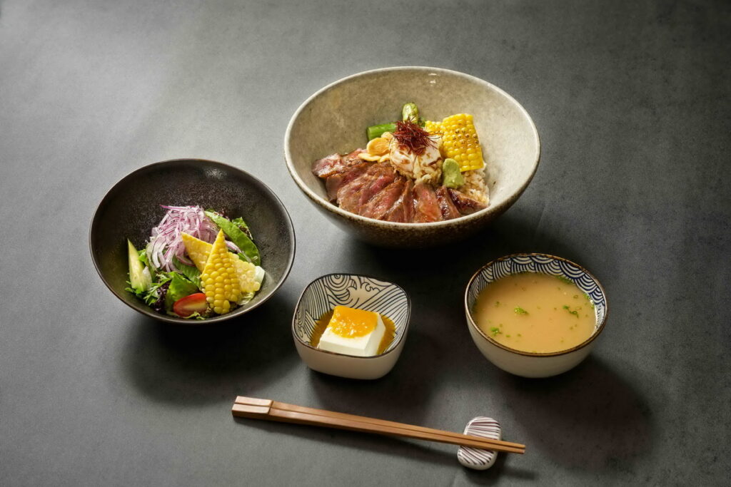「和牛燒肉丼飯套餐」集結了多種日式經典元素,既能滿足味蕾又散發高雅格調,是此次閤豐割烹匠心打造的招牌套餐!,套餐價格980元,活動優惠880元。