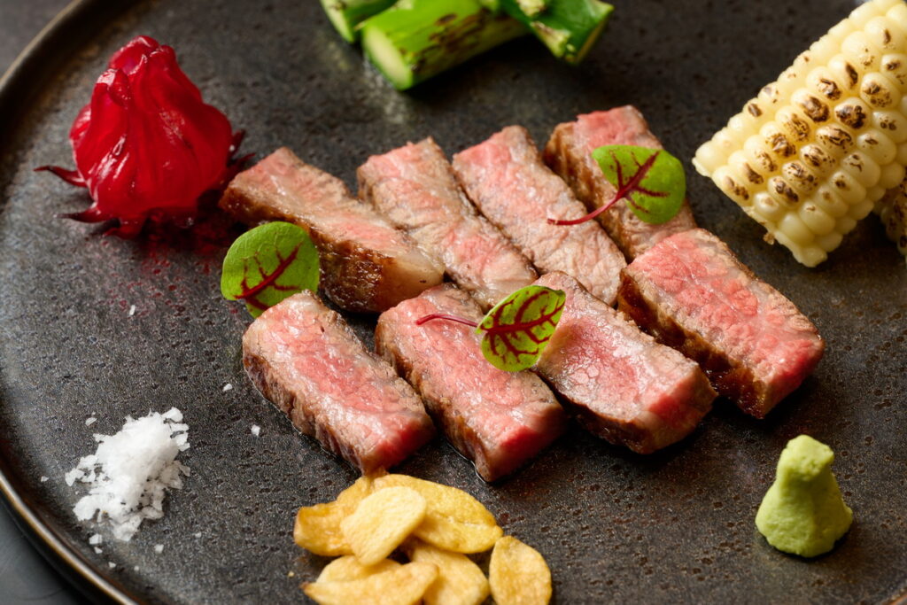 「直火A5紐約客牛排」將3.5oz和牛直火炙燒並搭配烤蒜片及日本辛香料,恰到好處的火候使肉質外焦內嫩呈現完美的質感,僅以900元的價格提供頂級和牛的純粹美味。