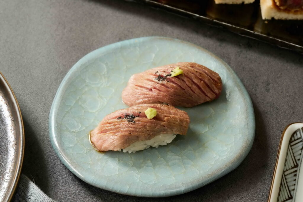 「炙燒和牛握壽司」,每貫140元,選用A5和牛中的紐約客部位,搭配珍貴的夏威夷火山鹽與魚子醬,鹽粒的細膩鹹香與魚子醬的鮮美濃郁相互輝映!
