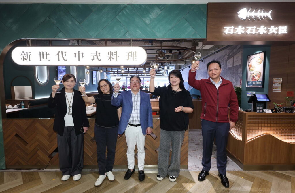 新世代中式料理「石本石本女臣」開幕海盜餐飲股份有限公司的總經理葉威杰（中間）、CEO雷大君（右二）、光洋集團CEO詹國正（右一）貴賓王美華等剪綵儀式。