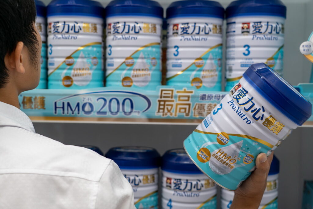 若有餵哺配方奶粉的需求,建議可以挑選HMO 2’-FL含量接近母愛濃度的奶粉