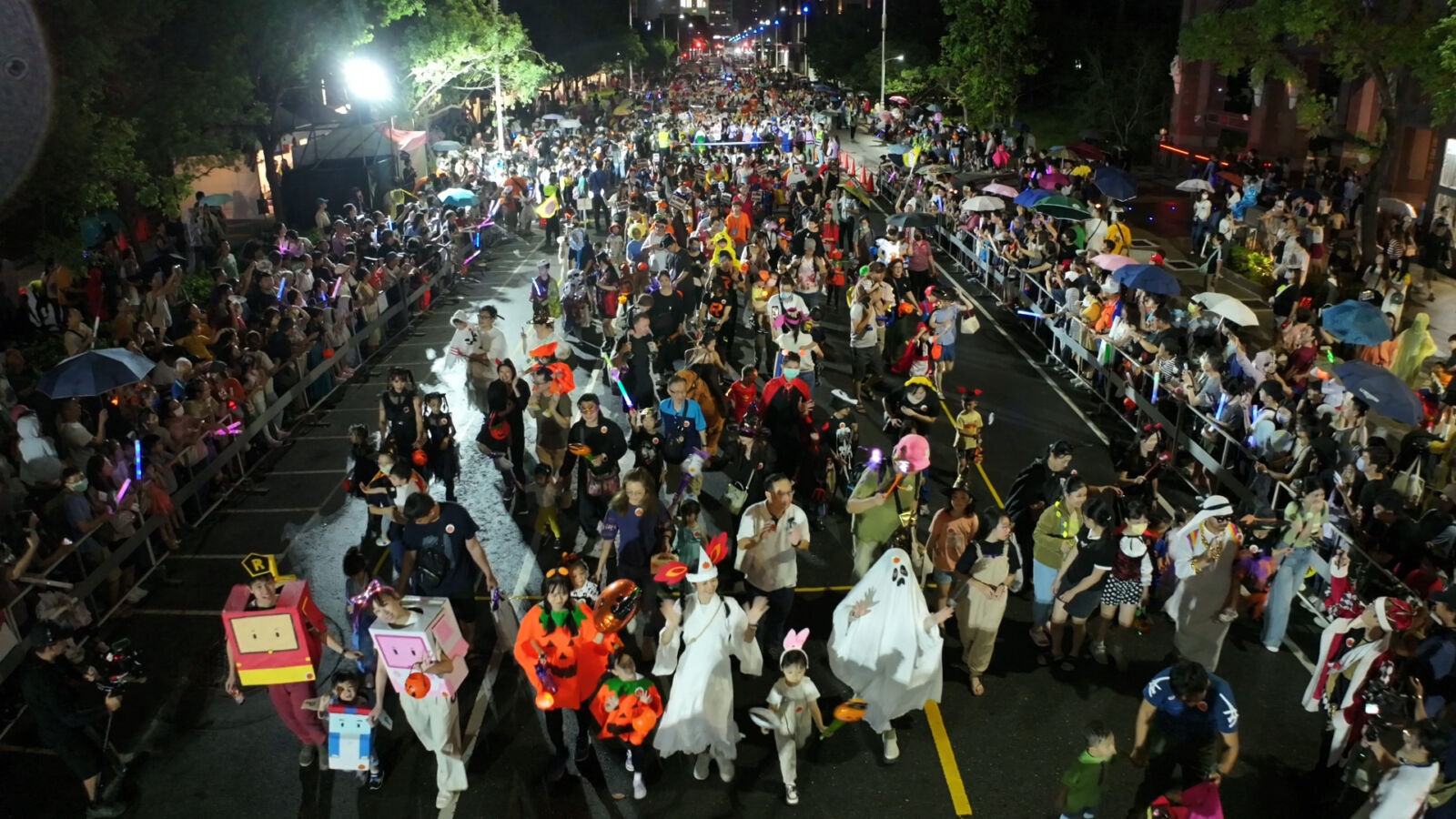 高雄萬聖遊街派對8萬人熱情參與 疏運平順市民大讚 246 高雄萬聖遊街派對8萬人熱情參與 疏運平順市民大讚 245
