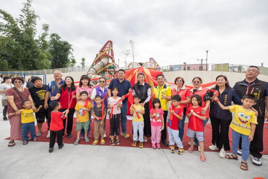 竹夢親子公園啟用 許淑華與大小朋友同樂