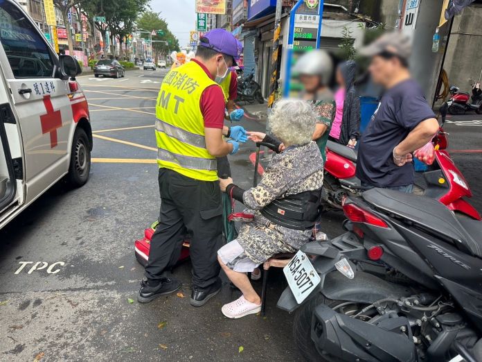 8旬婦等公車突昏厥 平鎮警消即刻救援 18 436014 0