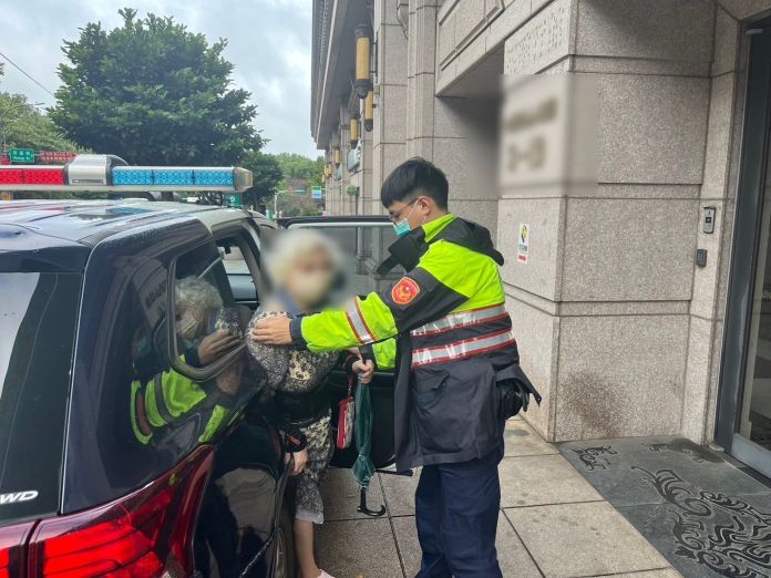 8旬婦等公車突昏厥 平鎮警消即刻救援 19 436016 0