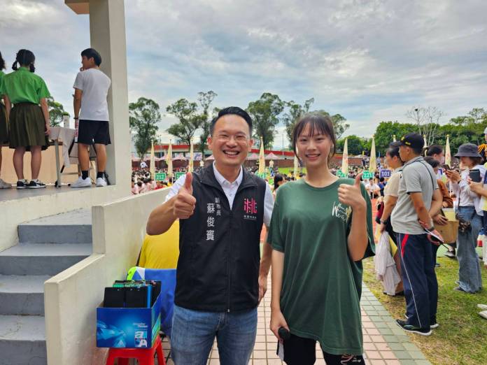 她刷新武陵高中運動會跳高成績紀錄 蘇俊賓加碼頒「副市長獎」 27 S 22356053 0