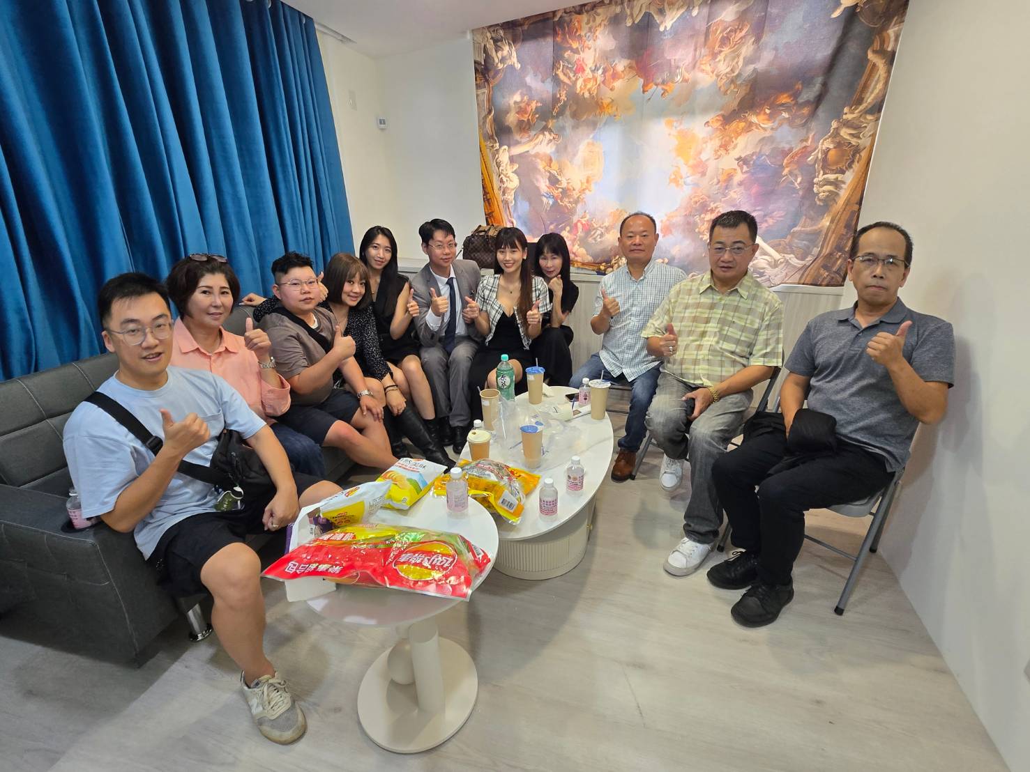 NOW BAGS貝格司創辦人林晏慈(右五)與23-24年獅子會會長同學們合影。(記者 趙靜姸攝)