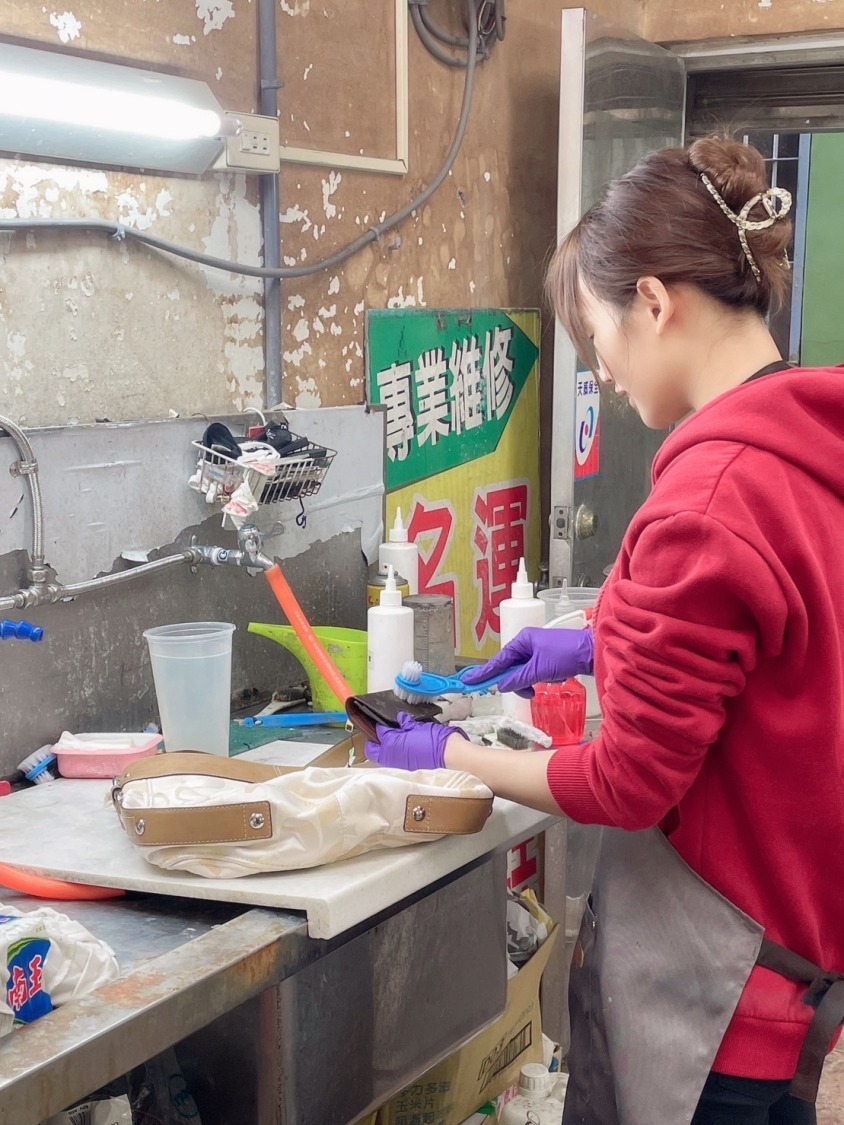 林晏慈不惜花費一年多時間苦學精品洗護並精進技術,為的就是能將最完美的技術與服務提供給顧客。(記者 趙靜姸攝)