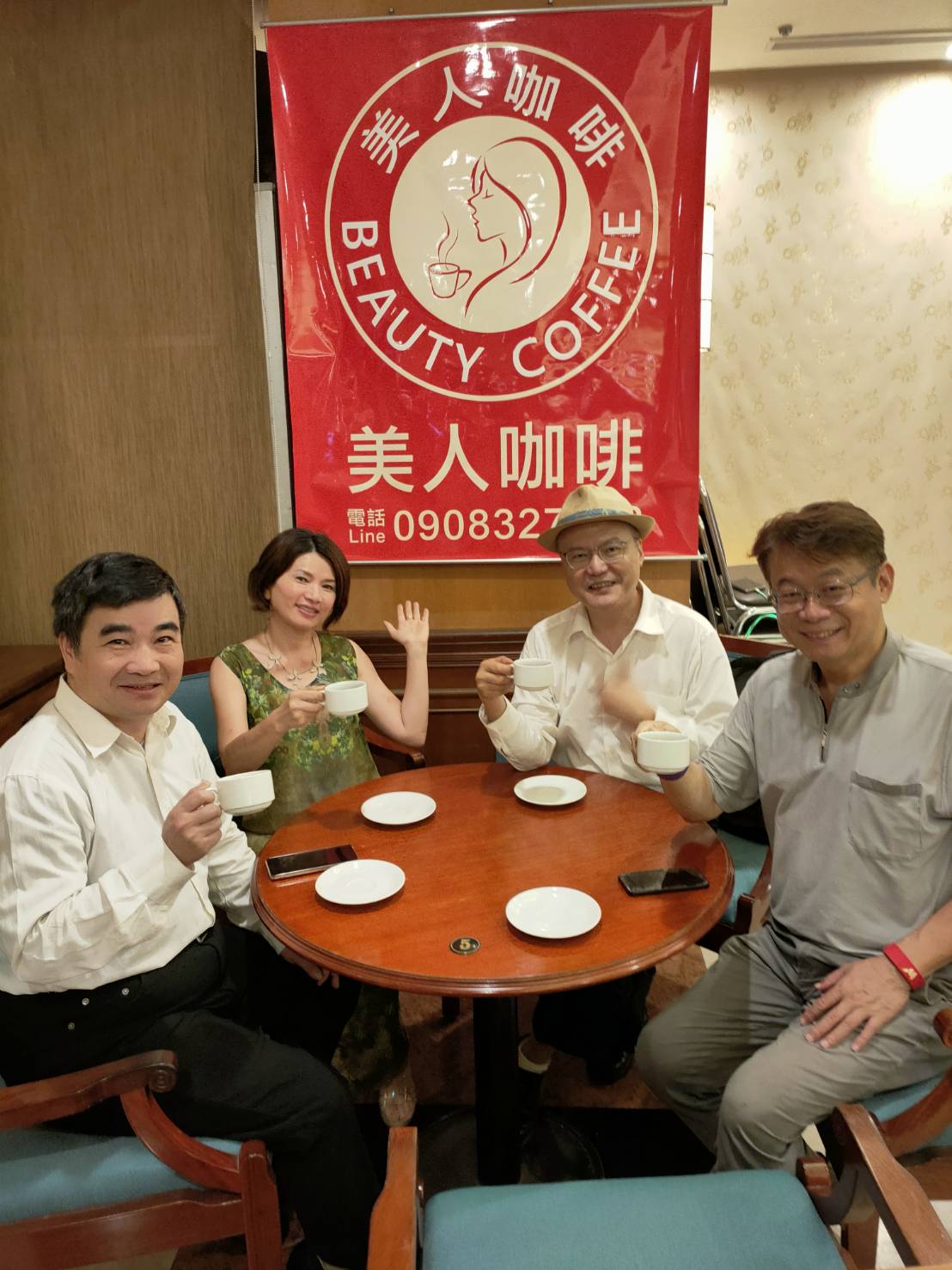 大中華皇家科技股東及友人合影。(大中華皇家科技提供)