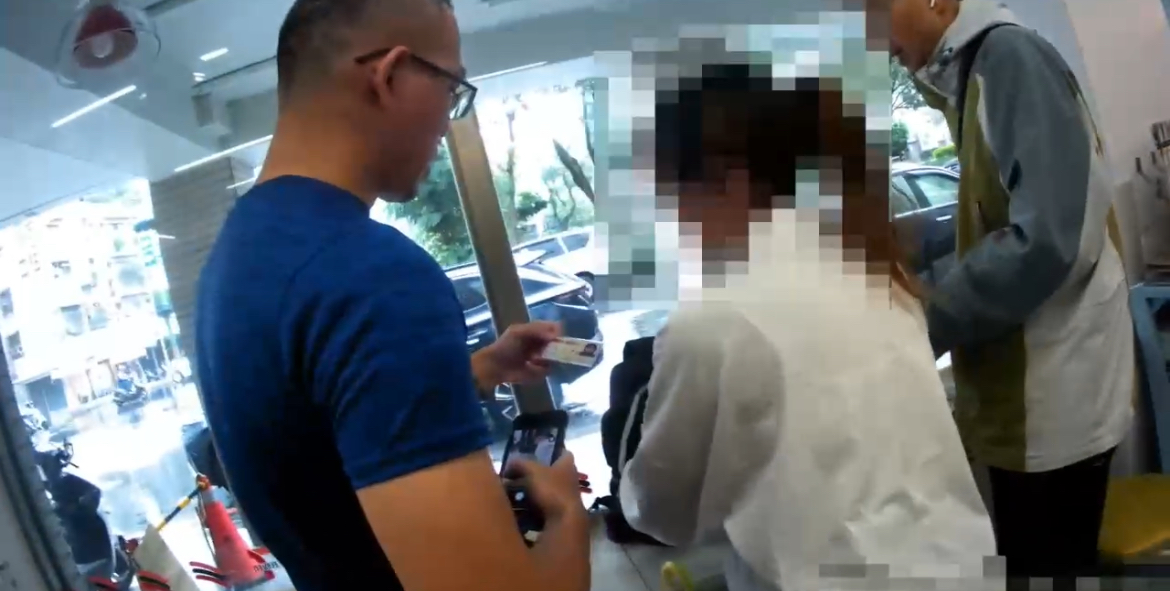 三峽警方逮捕女車手。(記者徐煜勝翻攝)