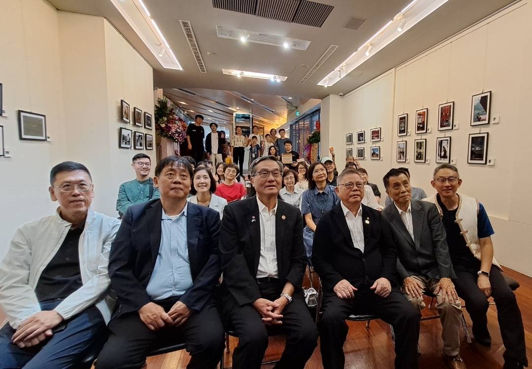 「2024茶馬古道紀實攝影展」26日下午在文化大學城區部大夏藝廊舉行開幕典禮。文大校長王子奇(左二)、大陸機電商會台北辦事處副主任甘軍(左一)、中華競爭力交流協會理事長蔡佳麟(右一)等人出席。圖/宋秉忠攝
