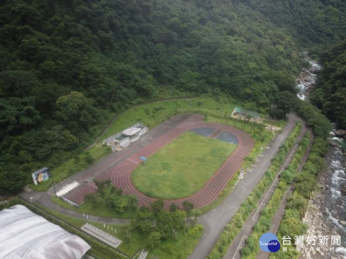 尖石鄉五人制天然草皮足球場興建計畫獲中央補助1350萬元。