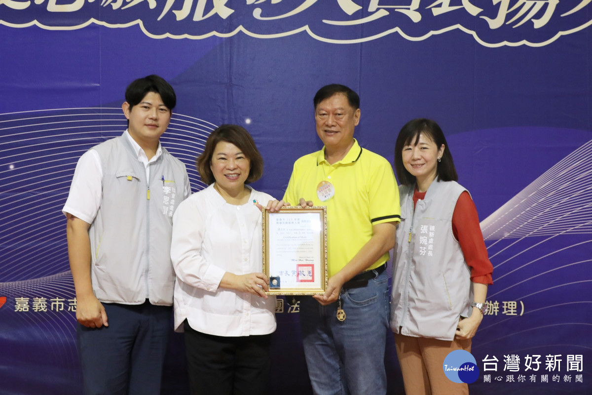 黃敏惠與觀光新聞處金質獎志工潘文永合影/嘉義市府提供