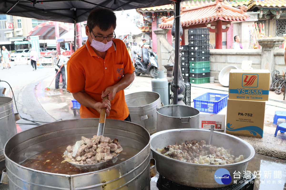 今年糕餅麻油節活動準備了2千份麻油雞免費發送品嘗／翻攝照片<br /><br /> <br /><br /> 