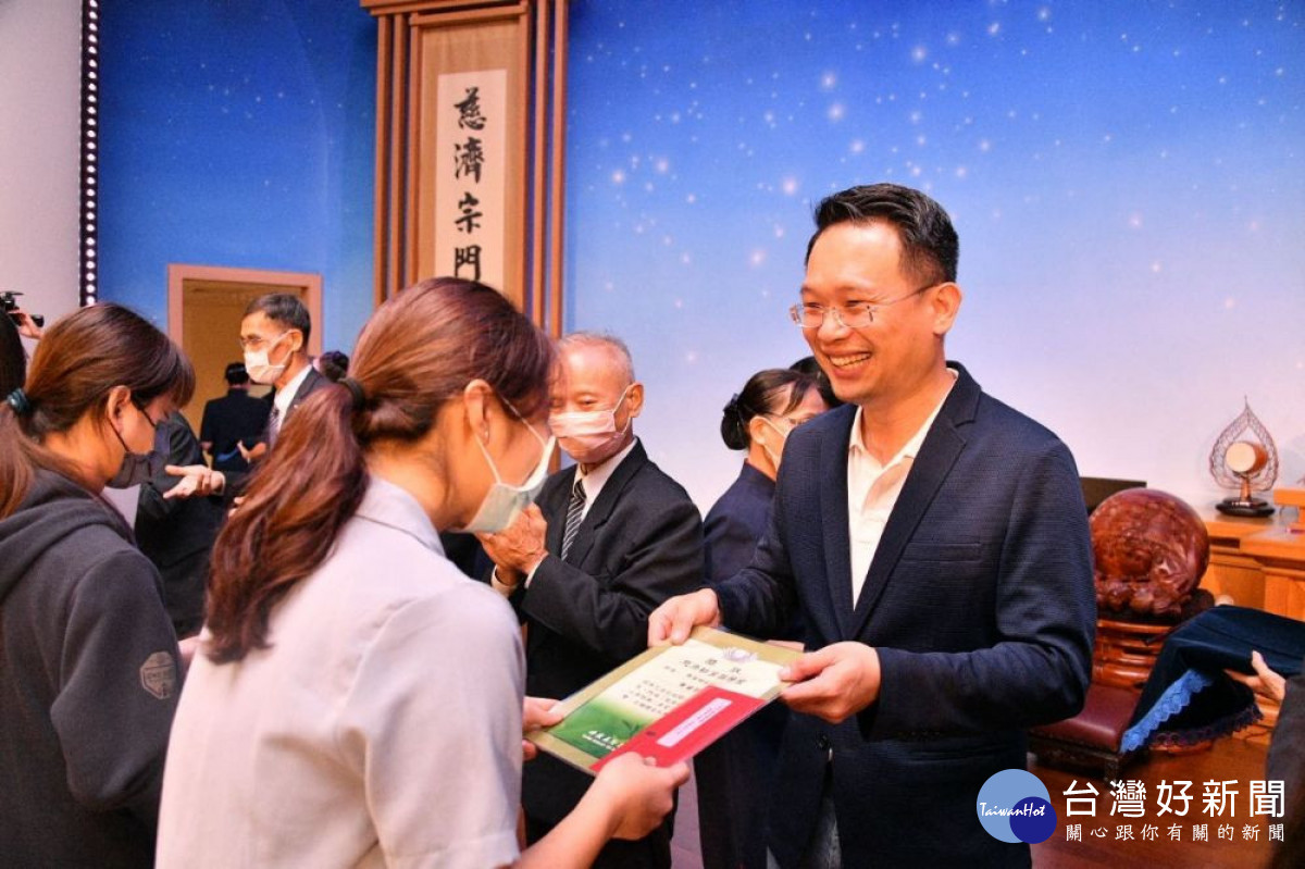蘇副市長頒獎予獲獎同學。