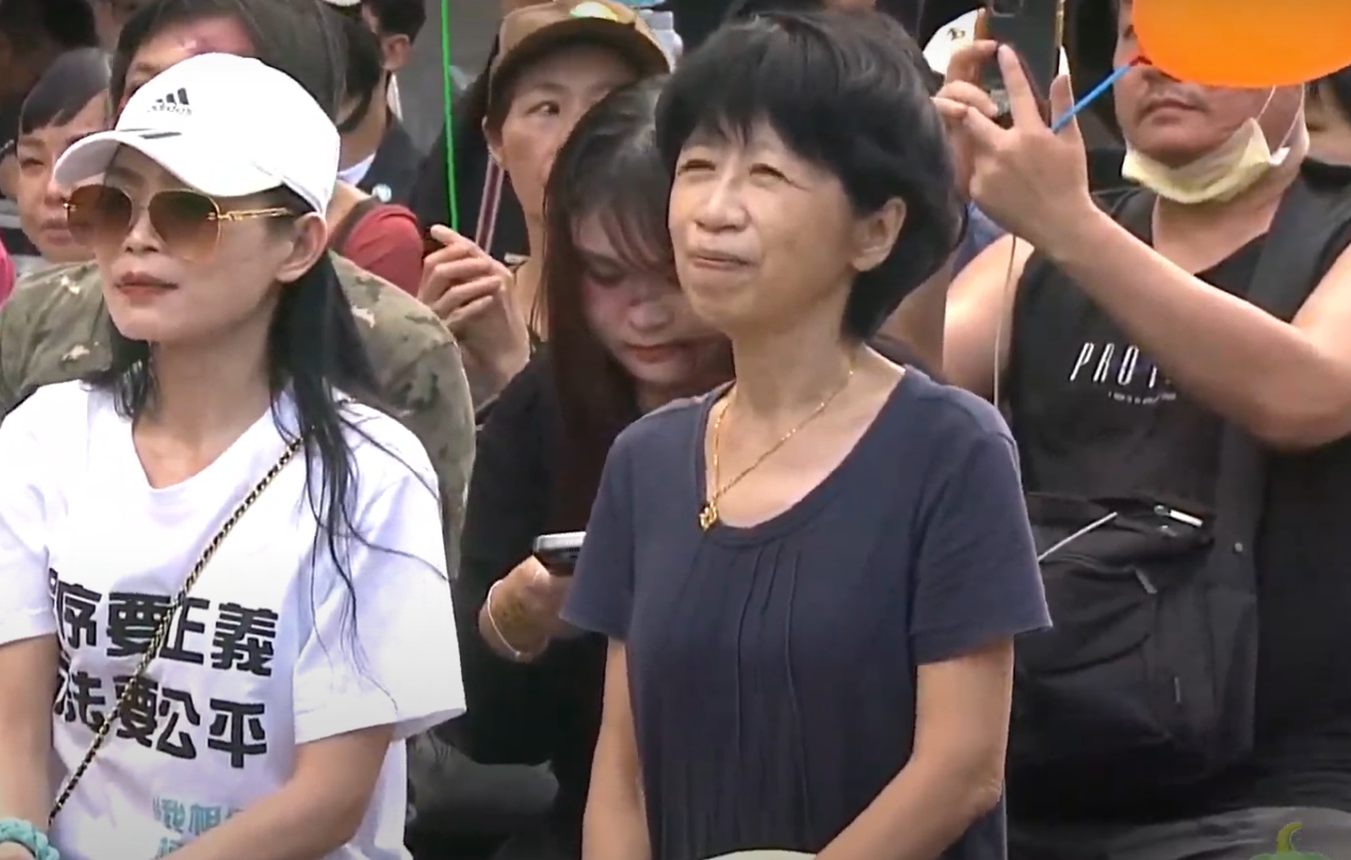 柯文哲妻子陳佩琪(右)現身民眾黨萬聖節活動,聆聽台上致詞,不時低頭拭淚。翻攝民眾之聲YT頻道