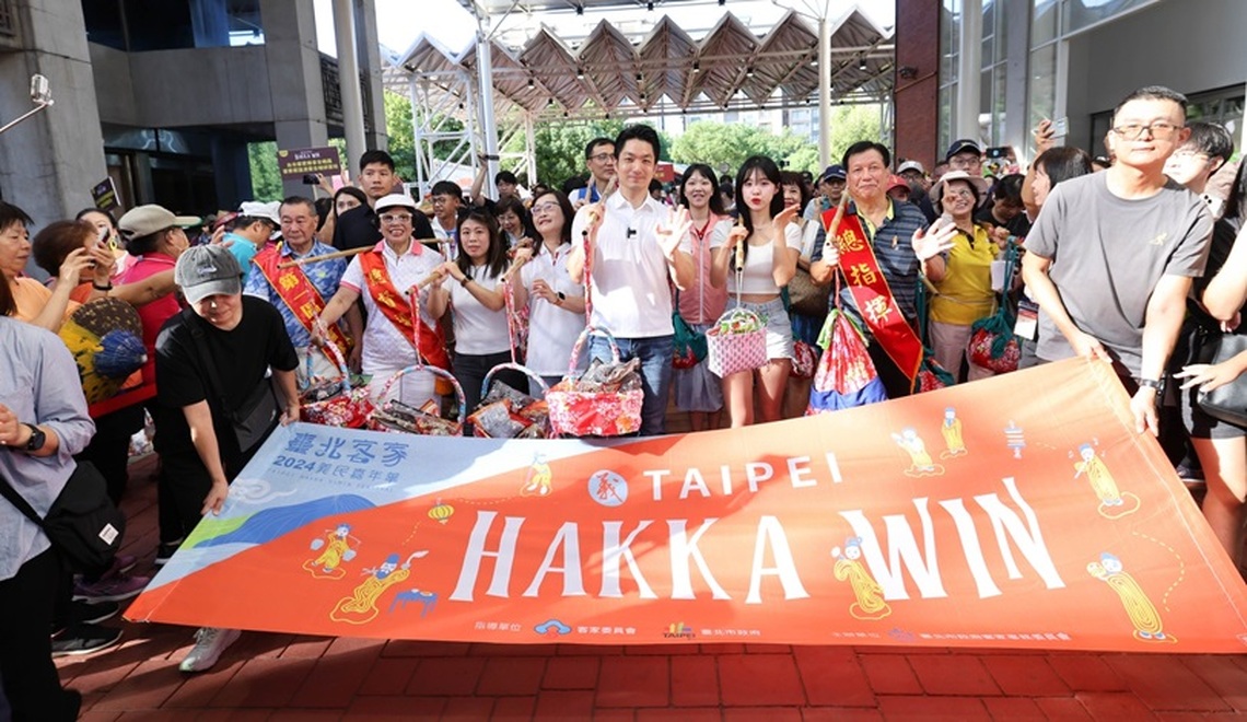 蔣萬安引領千人挑擔 李多慧熱情打氣