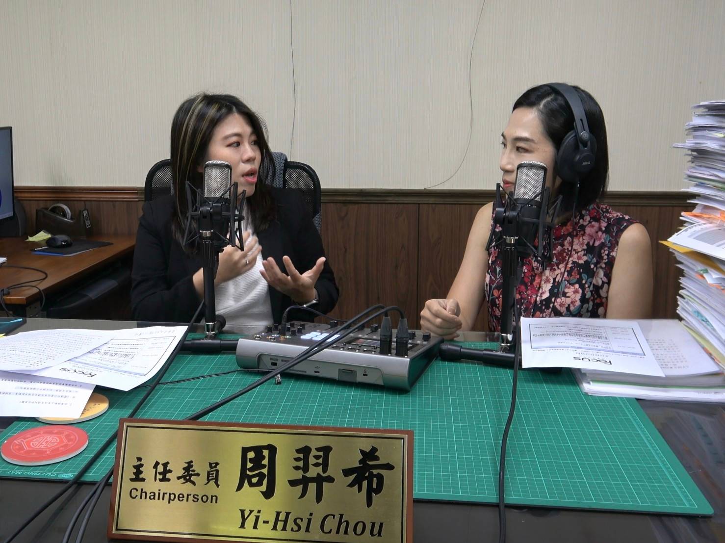 「相信閱讀」執行長 Lillian(右) 專訪台北市客委會主委周羿希