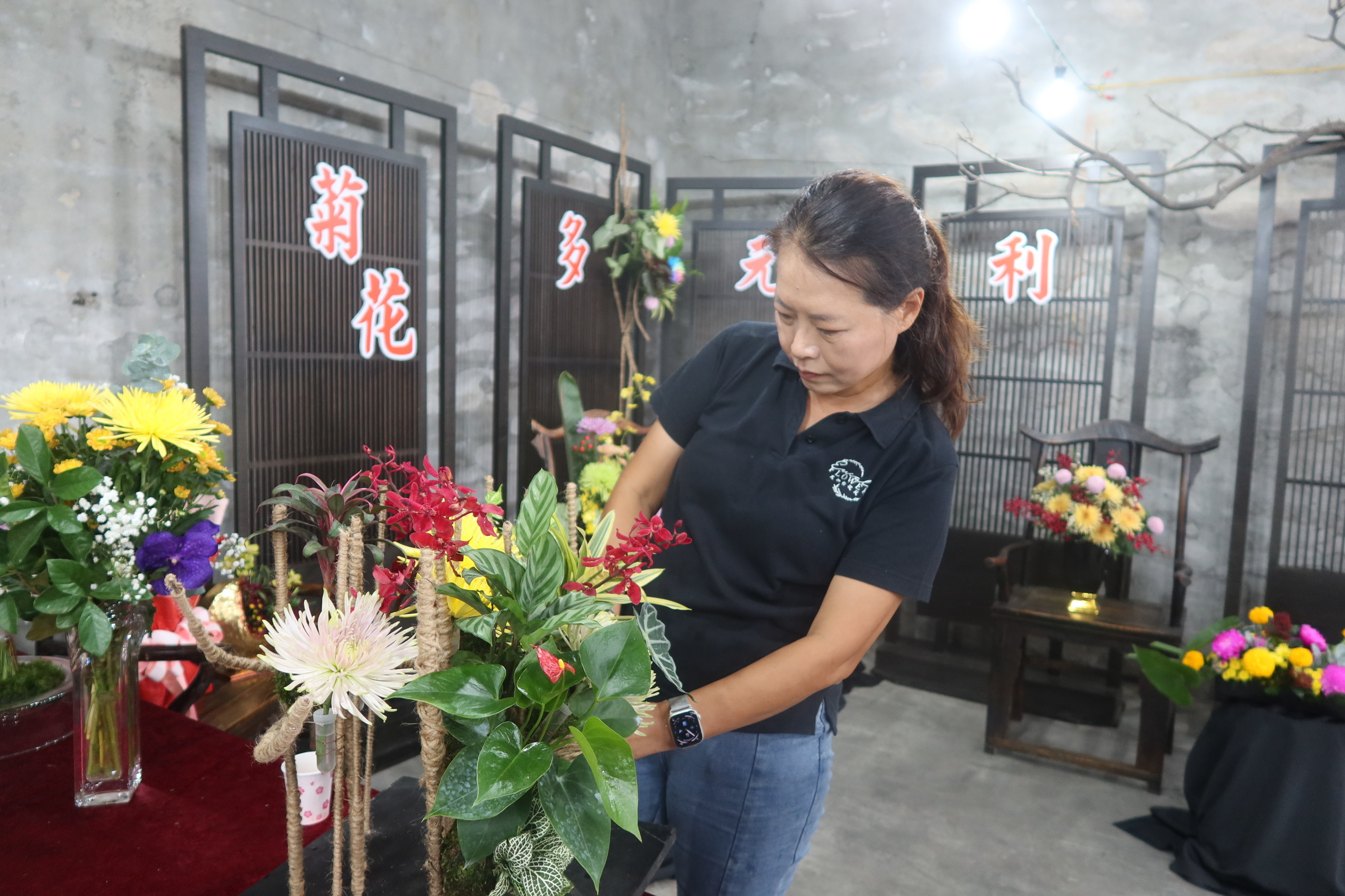 ▲農會特別邀請了知名花藝老師胡淑惠，以菊花為主題進行花藝設計示範。（記者張溎壕攝）