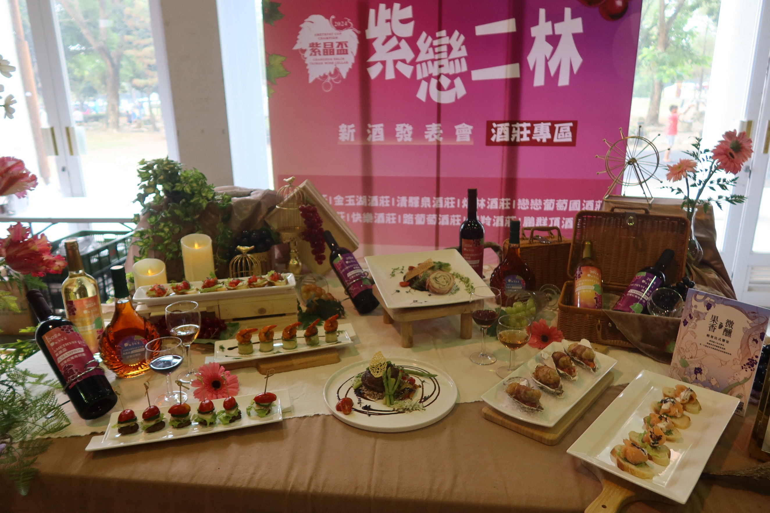 ▲二林鎮農會舉辦龍情蕎薏產業推廣活動，為紅龍果評鑑、紫晶盃葡萄酒評鑑得獎者進行頒獎，現場有茶葉蛋、蛋塔免費發送。（記者張溎壕攝）