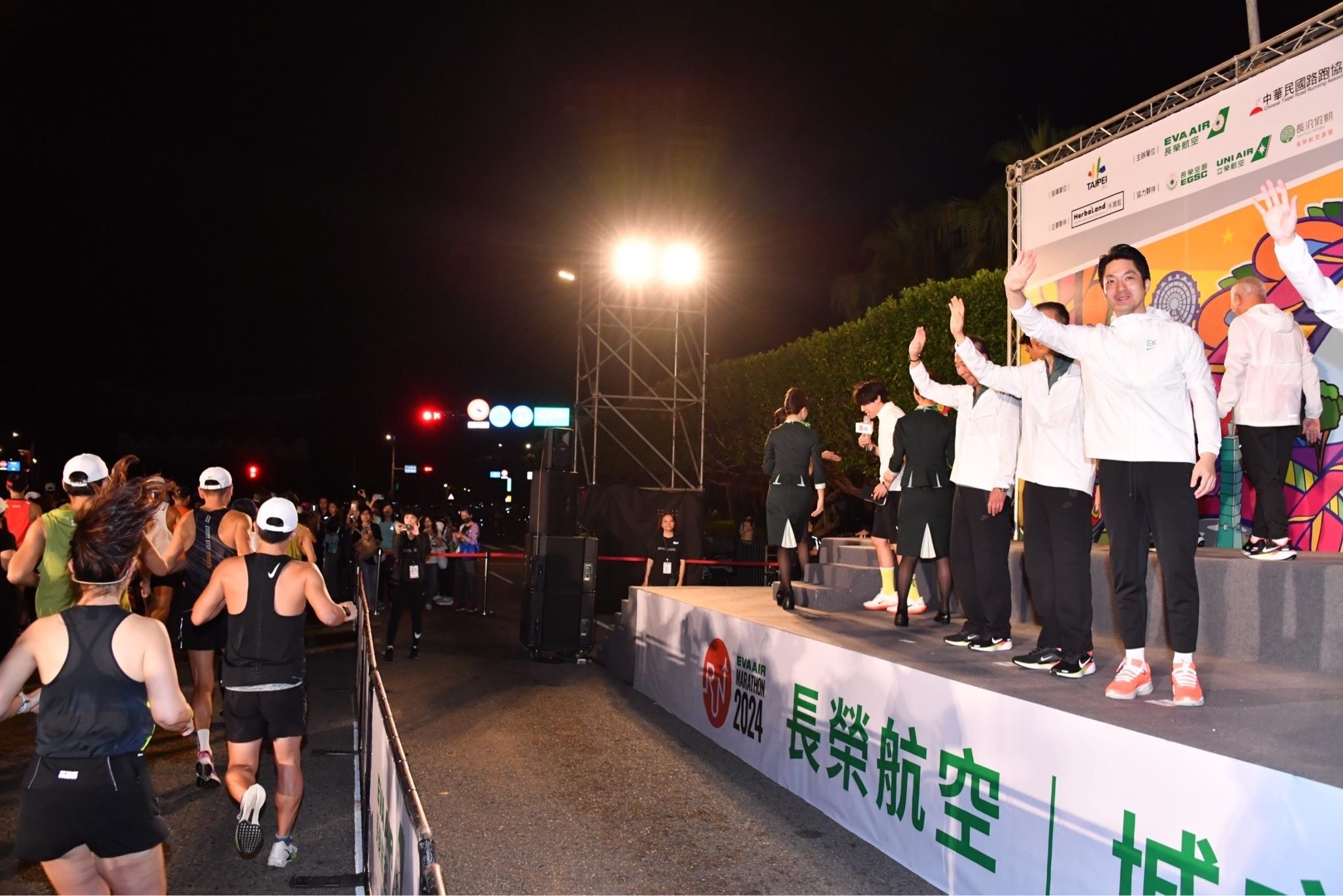 2.4萬跑者齊聚總統府前 長榮航空馬拉松體現永續公益精神 2.4萬跑者齊聚總統府前 長榮航空馬拉松體現永續公益精神