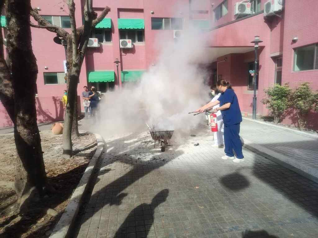 ▲彰化榮家舉辦了下半年消防自衛編組演練,提升全體職員及住民的消防安全意識與應變能力。(記者林明佑翻攝)