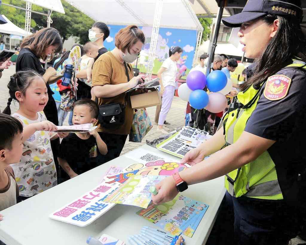 臺南市目前設置12處社會福利服務中心，針對有經濟困難、獨居長者及脆弱家庭，提供關懷協助。