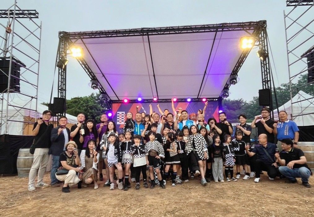 ▲ 中市「2024水流東好Chill紅酒嘉年華」熱鬧登場,參與活動來賓大合照。(記者廖妙茜翻攝)