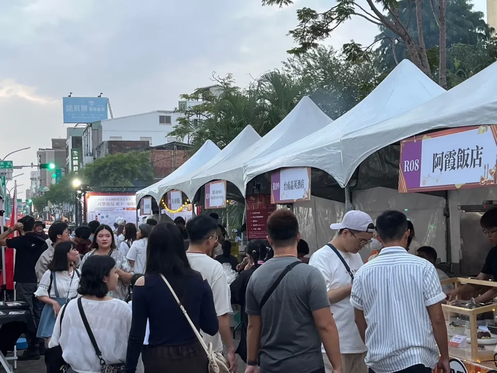 台南知名餐飲店家 阿霞飯店 蜷尾家都到場設攤 活動首日吸引兩萬人朝聖