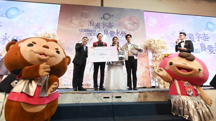 桃市聯合婚禮熱度不減 張善政化身「宇航員」為新人獻祝福 19 S 11575570 scaled
